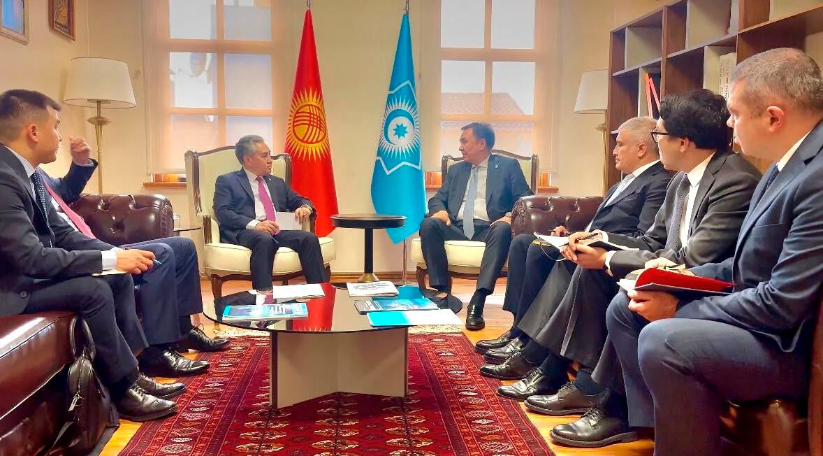 Jeenbek Kulubayev, İstanbul'daki TDT Sekreterliği ofisini ziyaret etti