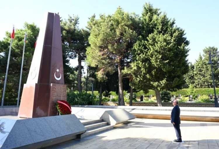 Bakü'de Türk Şehitliği Anıtı Ziyaret Edildi